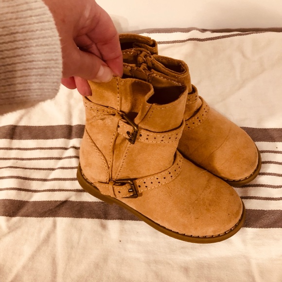 Great used condition girls size 8 tan boots. - Picture 4 of 4